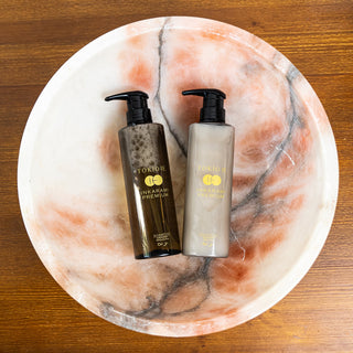 Shampooing et soin Tokio Inkarami Premium sur un plateau en marbre
